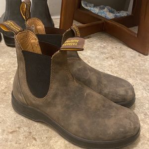 Blundstone boots color rustic black. Size 8/mens 5. Vibram soles.